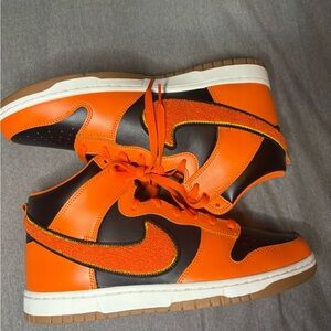 NIKE Dunk Hi Retro University Black
Safety/ Orange Snicker Size 11
DR8805 002